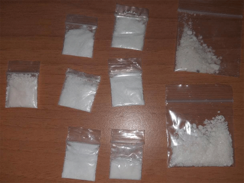 Cae narcomenudista tras agresión a policías; uniformados detuvieron a un sujeto que se embriagaba en la vía pública y al revisarlo le hallan cocaína.