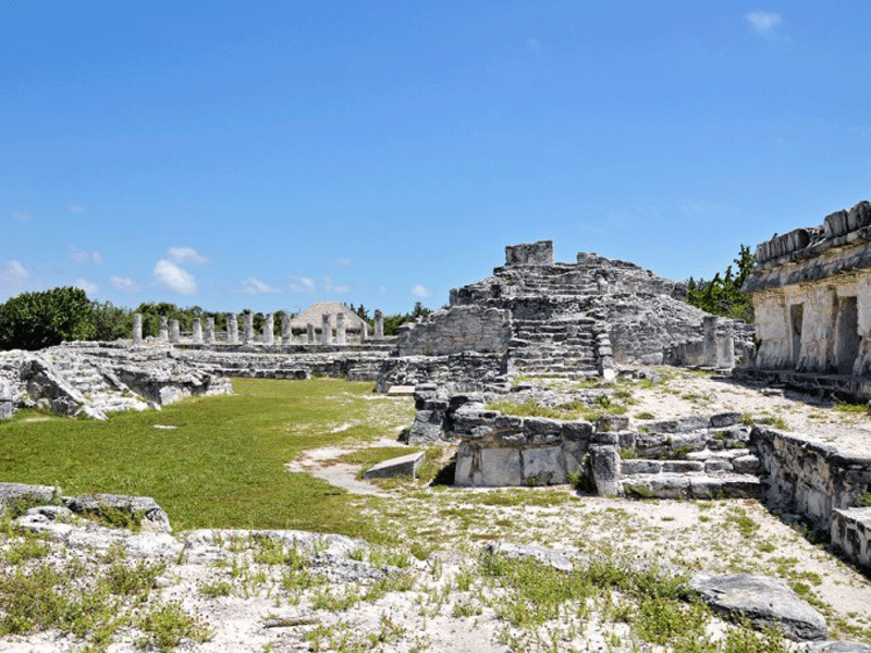Vacaciones en Cancún: Disfruta de la Zona Arqueológica El Rey; ubicada en un sitio privilegiado, estos vestigios mayas son visita obligada para turistas.