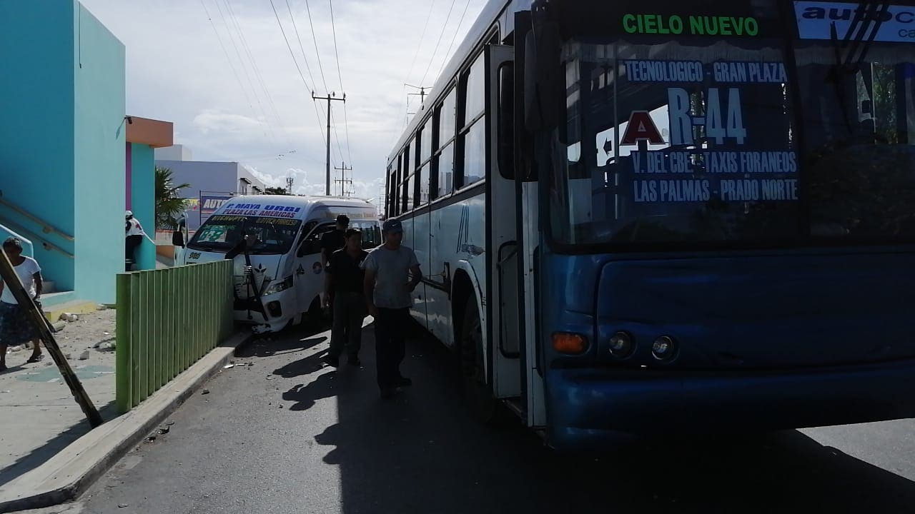 Accidente entre dos unidades de transporte