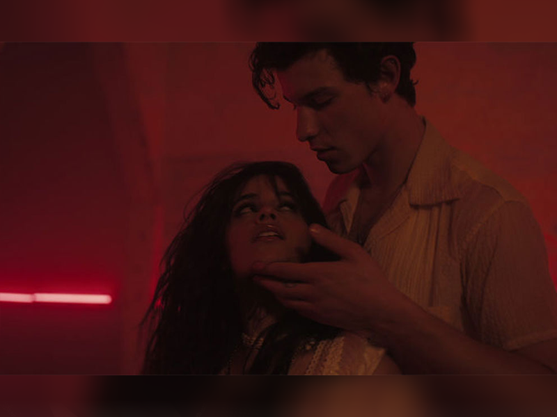 Shawn Mendes y Camila Cabello se besan apasionadamente en público