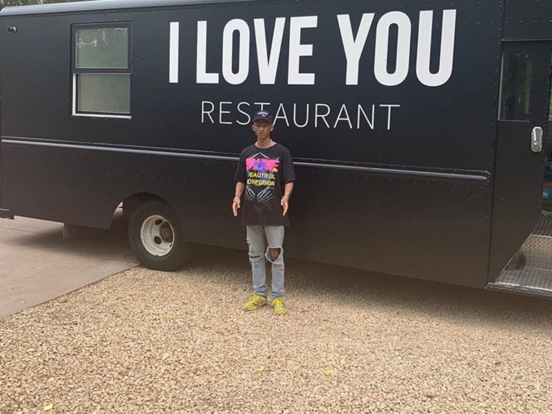 Hijo de Will Smith abre restaurante para alimentar a gente sin hogar