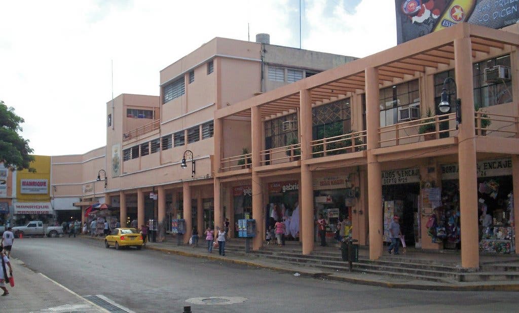 Un zapatero se encontraba trabajando con normalidad en Yucatán, cuando de pronto, por un descuido la aguja se le enterró en el dedo.
