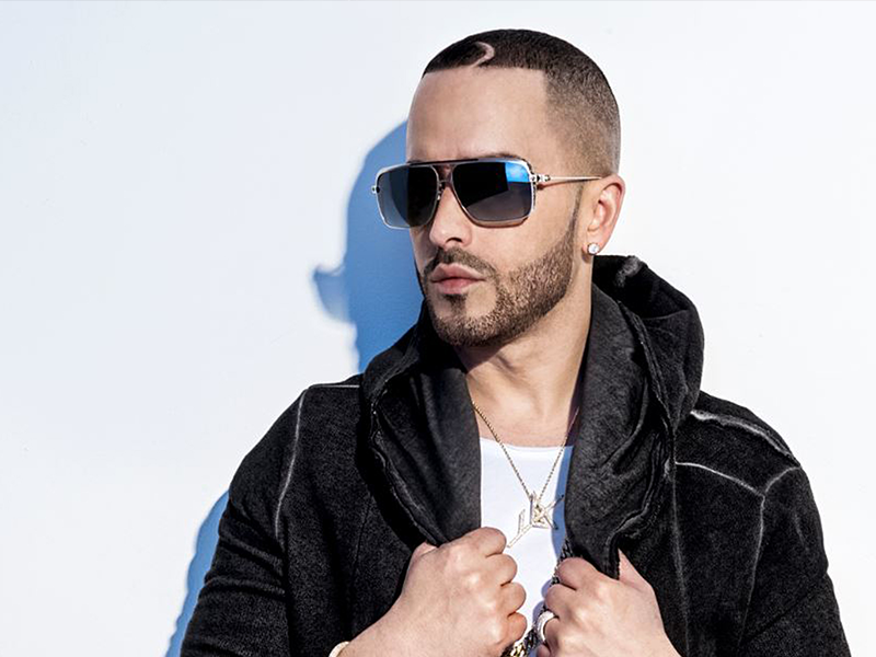 Critican a Yandel por darle dinero a un indigente