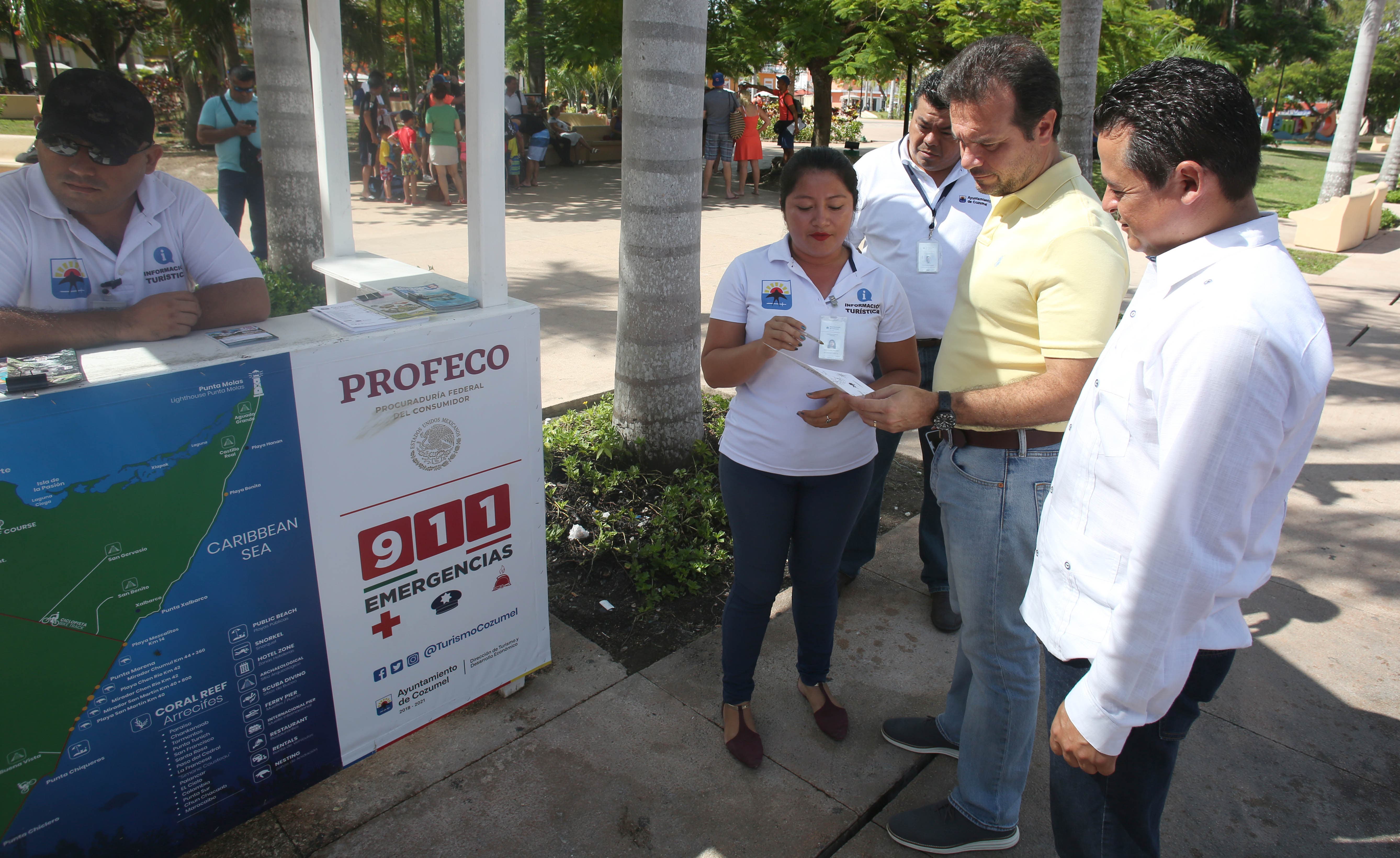 Supervisa Pedro Joaquín la calidad de los trabajos de mantenimiento en el Parque Benito Juárez