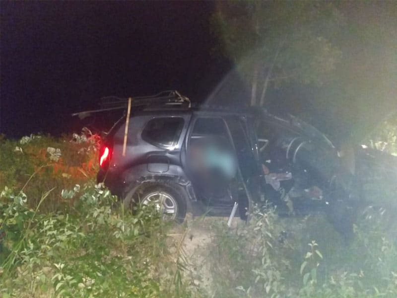 Aparatosa volcadura en la carretera a Bacalar; el percance, que fue provocado por una piedra, dejó una mujer lesionada y cuantiosas pérdidas materiales.