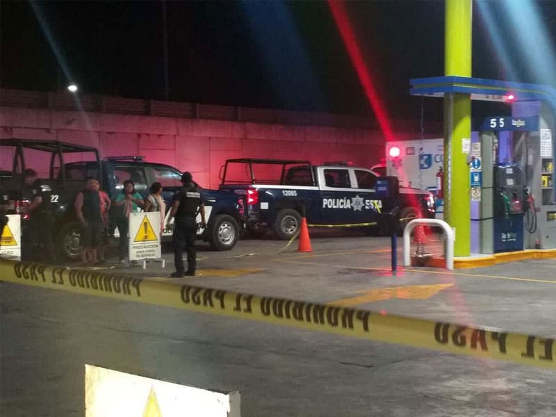 Balean a dos sujetos en gasolinera; muere uno. Los hechos se registraron anoche en la estación de servicio en la entrada a Puerto Aventuras.