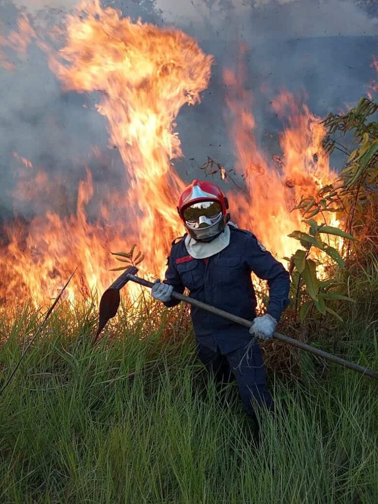Imagen del 17 de agosto de 2019 cedida por Bomberos combaten el incendio en la ciudad de Rio Blanco, capital del estado amazónico Acre, Brasil.