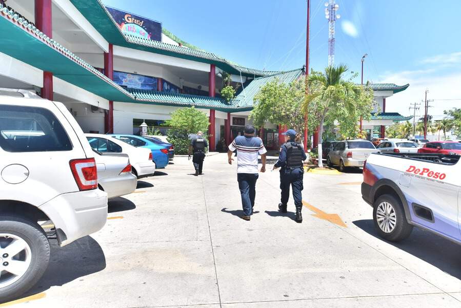 Mujer es asaltada al salir de un banco