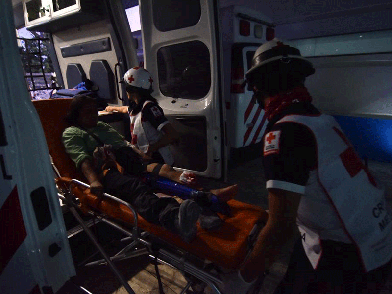 Balean a dos mujeres en El Crucero; de acuerdo con testigos, sicarios en moto abrieron fuego contra una fémina y como daño colateral lesionan a otra.