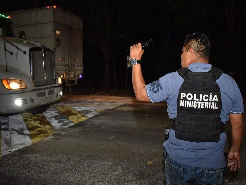 Bloquean carretera en protesta por asesinato de mujer; por unas horas, habitantes de Nicolás Bravo interrumpieron el tráfico en la vía Chetumal-Escárcega.