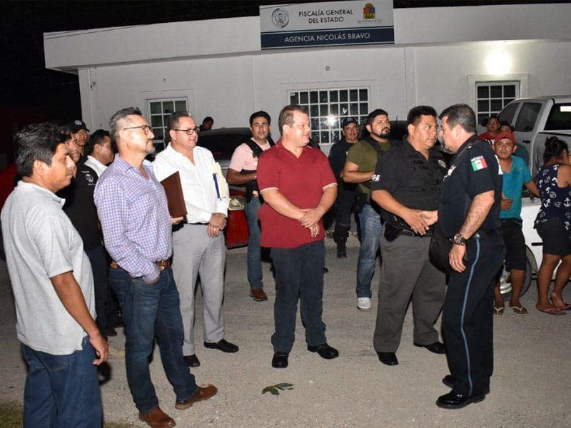 Los pobladores de Nicolás Bravo, en acuerdo con las autoridades, liberaron la carretera para permitir el paso de los vehículos que se encontraban estacionados en ambas vías.