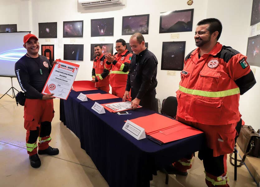 La también presidenta de la Conamm felicita a Jorge Orlando Ortega Isidro por haber obtenido la certificación como rescatista luego de 378 horas de curso