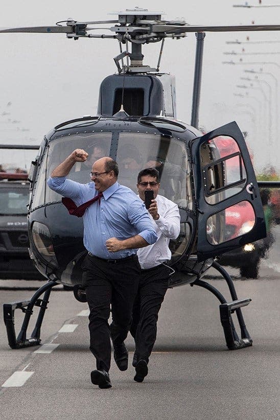 Wilson Witzel, gobernador del estado de Rio de Janeiro, celebra luego de que un francotirador de la Policía de elite abatiera al secuestrador.