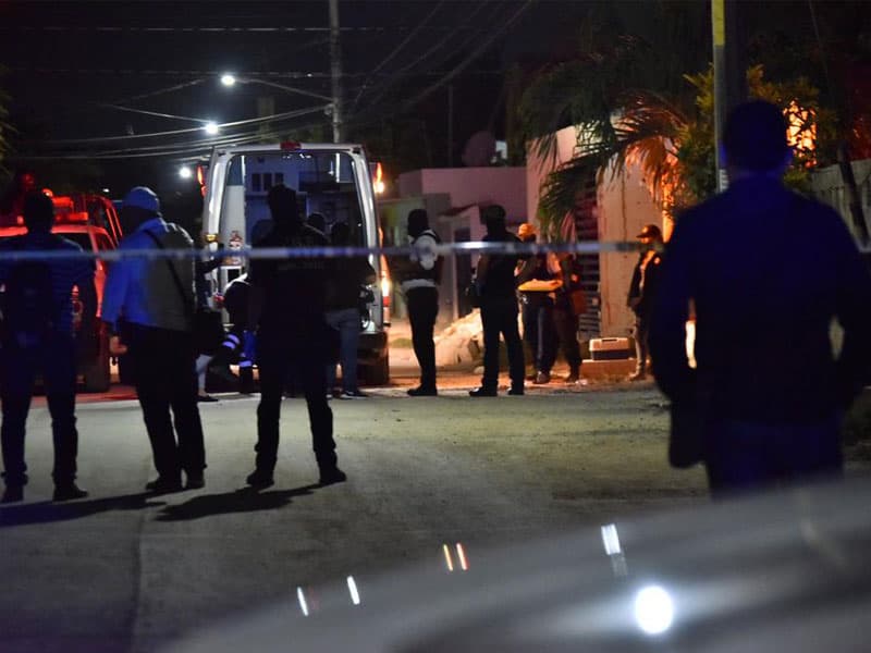 Reciben a balazos a policías en cateo en la región 219; como resultado del enfrentamiento, una persona resultó lesionada y recibió atención de paramédicos.