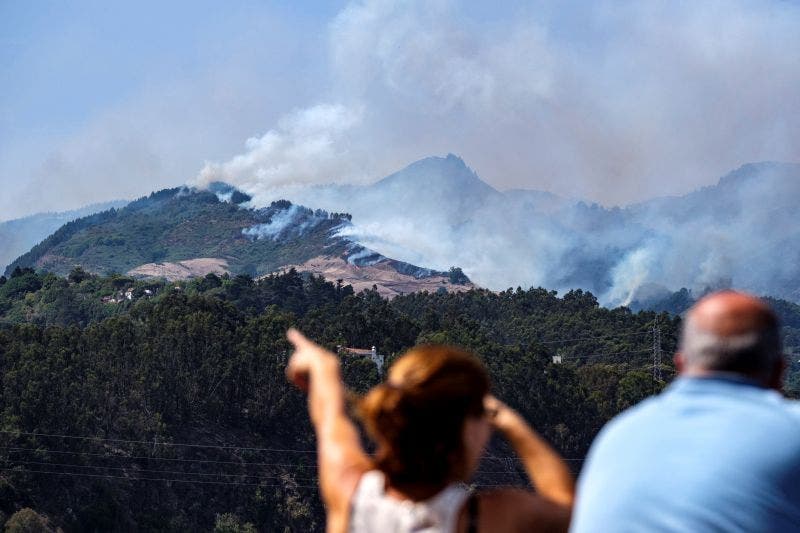 Habitantes de la Gran Canaria ven con tristeza el avance del incendio.