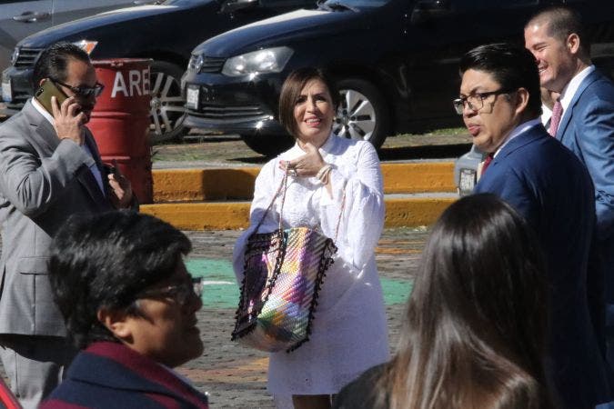 Vestida de blanco intentado dar una imagen limpida, tuvo que dejar pronto el color y la altivez que la caracterizan, para entrar al penal llorando.