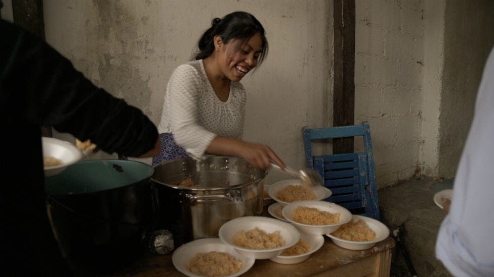 Mujeres de la comuna comparten alegremente el alimento y las enseñanzas del Corán.
