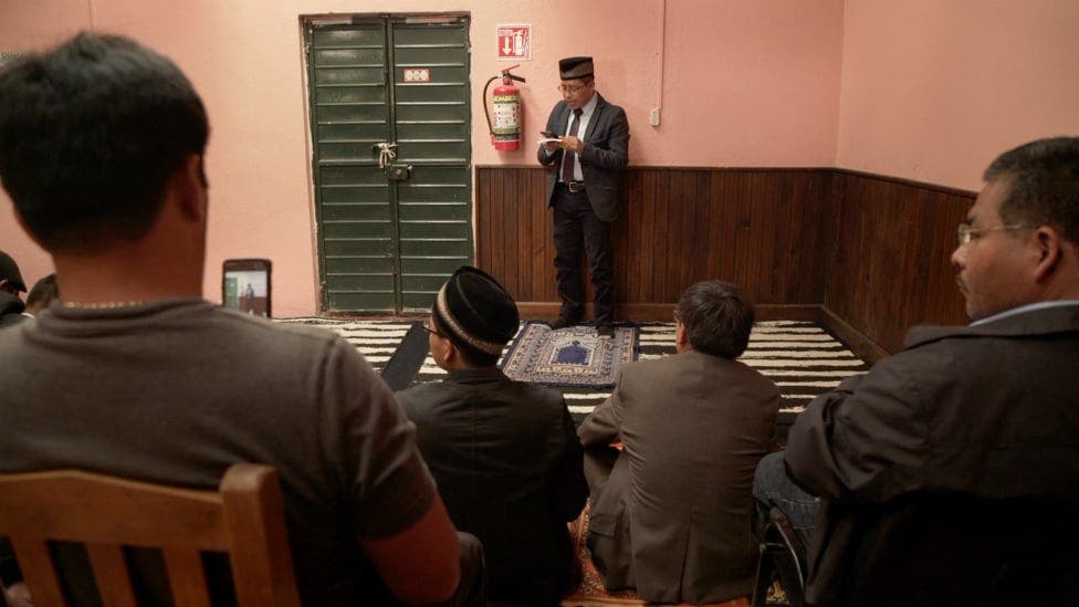 Chechev impartiendo el Corán en su mezquita.