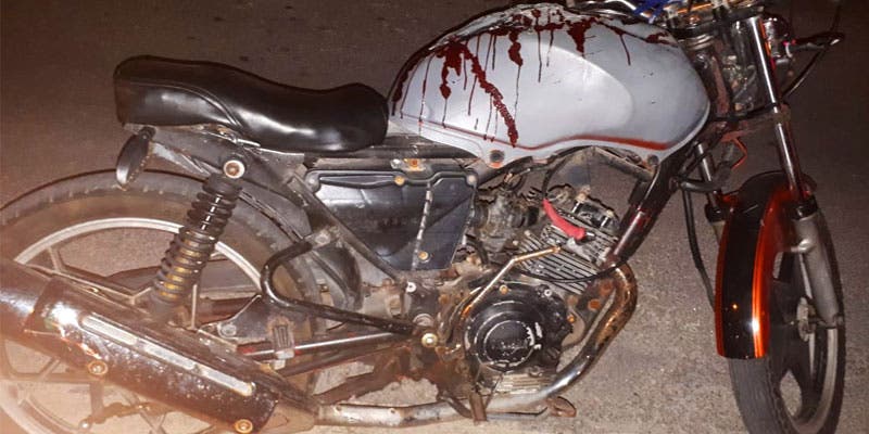 El sujeto que conducía una motocicleta sin placas de circulación por la avenida 10 en la colonia Centro.
