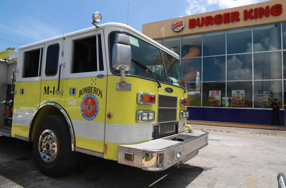 Cadena internacional de comida entrega donativo a bomberos de Cancún