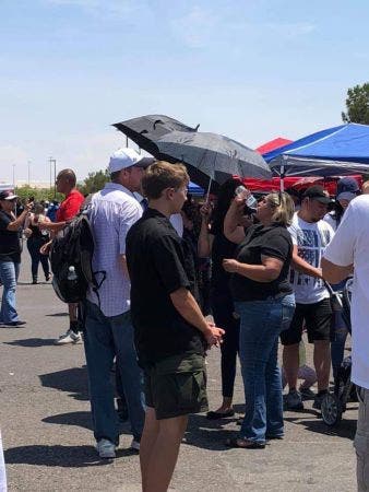 Miembros de la comunidad publicaron fotos que muestra a Bartram en las vigilias de las víctimas de la masacre de El Paso ocurrida hace casi una semana. Foto: Especial
