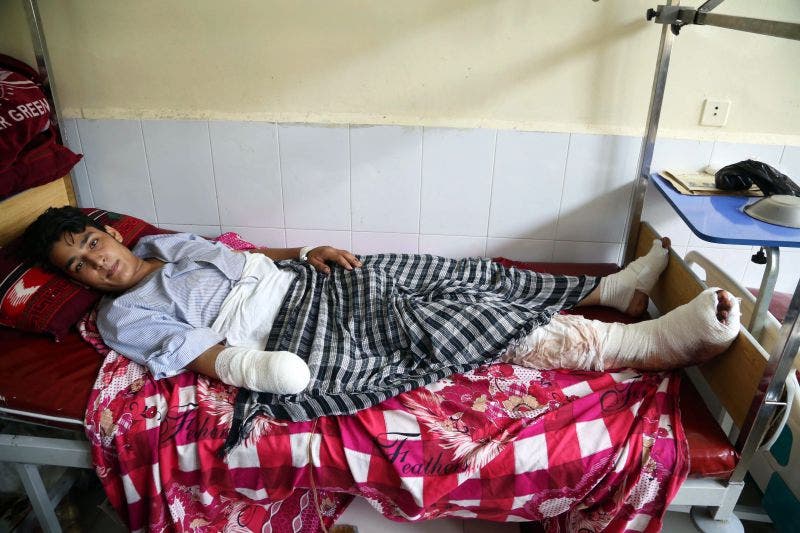 Un hombre gravemente herido tras el atentado, permanece hospitalizado, tuvo que sufrir la amputación del brazo.