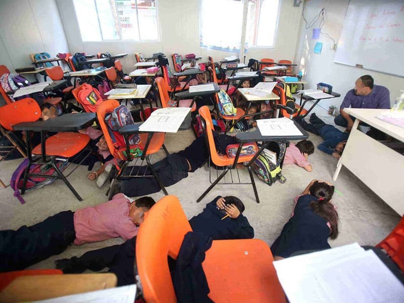 Enseñan a maestros de Cancún a qué hacer en caso de una balacera; serán los encargados de transmitir la información a los alumnos para evitar el peligro.