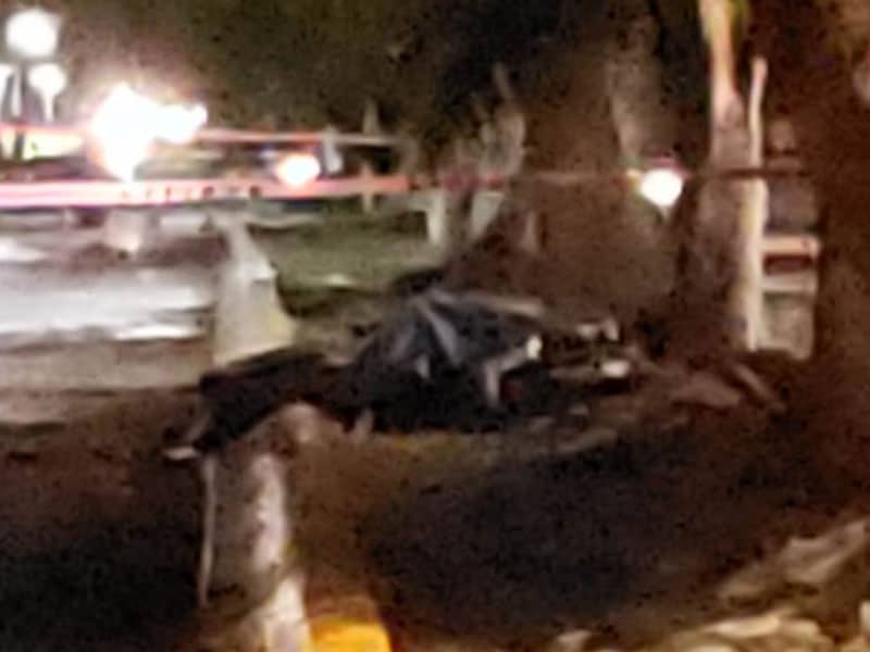 Fallece extranjero en accidente de motocicleta; por el exceso de velocidad perdió el control del manubrio, se subió a un camellón y chocó contra árboles.
