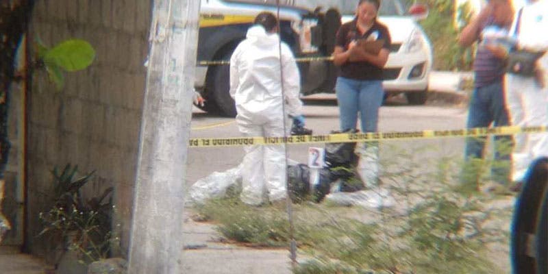 Abandonan cuerpo embolsado en la región 96 de Cancún, vecinos del fraccionamiento Infonavit reportaron el hallazgo a la Policía.