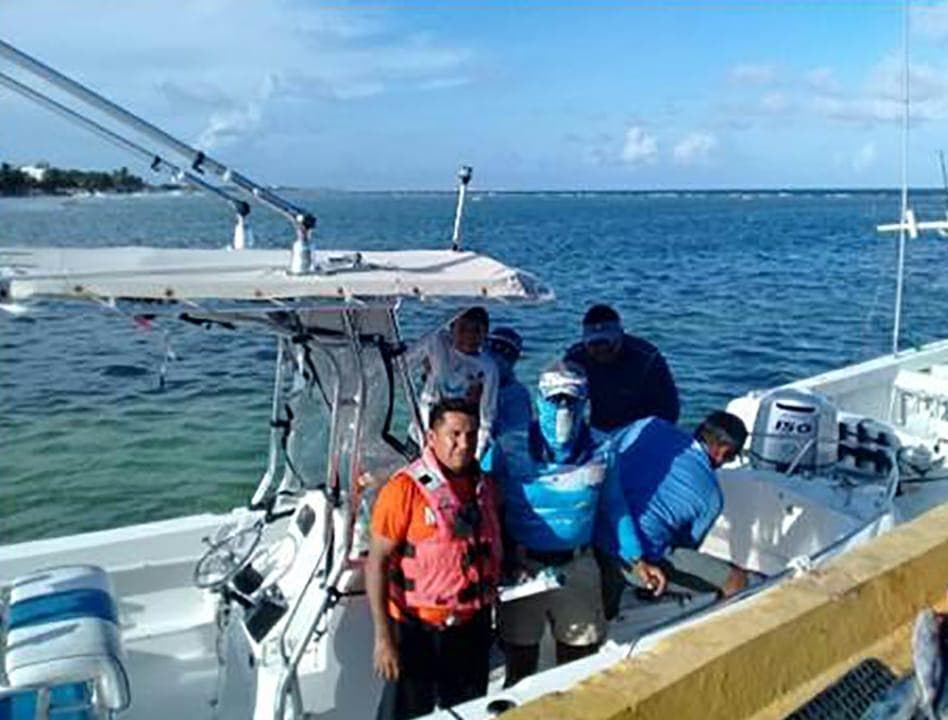 Armada rescata a cinco persona