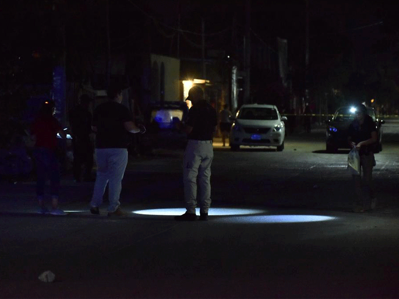 Grave, niña baleada en la cabeza en la Región 234 de Cancún; anoche, su familia fue atacada por sicarios en moto en una colonia irregular.