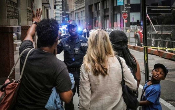 Policía de Nueva York durante el operativo en contra del joven Griffin II.