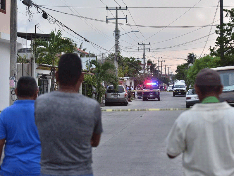 Asesinan a un hombre en la región 237 de Cancún; la víctima recibió varios disparos cuando se encontraba afuera de su vivienda en la calle Magaly Achach.