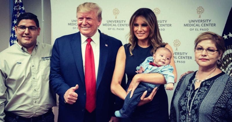 Sonrisa de oreja a oreja de Trump con bebé huérfano causa rechazo