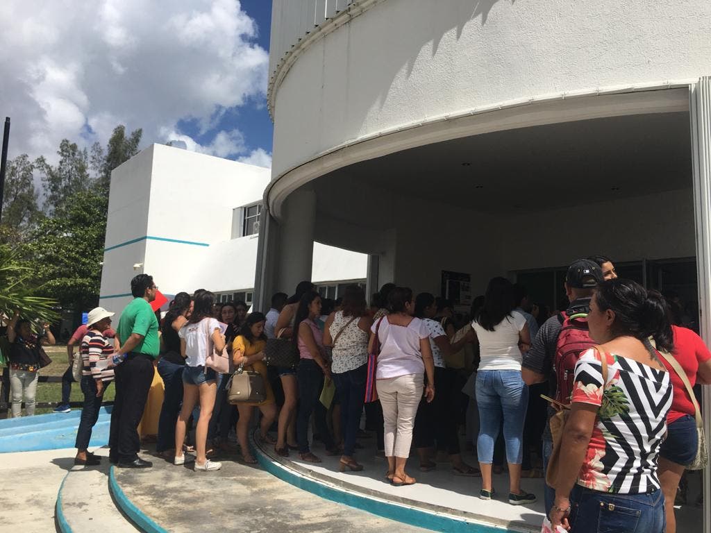 Centenares de padres de familia acuden a la SEQ