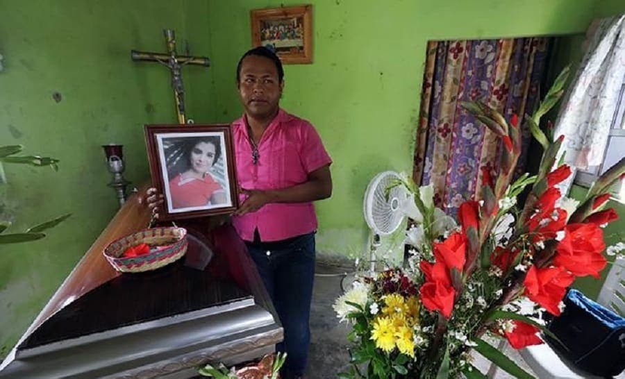 Familiares y amigos de Xóchitl y otras 28 víctimas buscan encontrar consuelo en sus recuerdos y logros de sus seres queridos fallecidos en la tragedia en el bar Caballo Blanco.