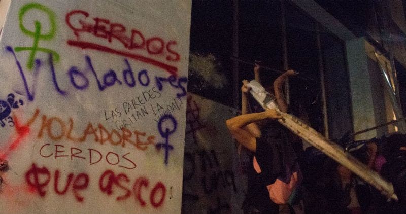 Permitir a grupos violentos actuar e infiltrarse en la marcha feminista fue un desatino y desvirtuó el propósito pacífico de la protesta.