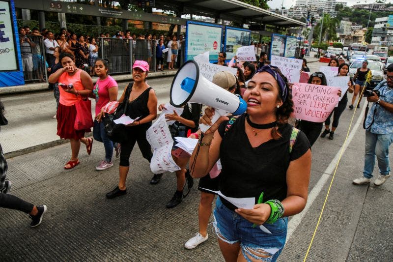 Feministas y apoyadoras manifestándose pacíficamente al inicio de la marcha.