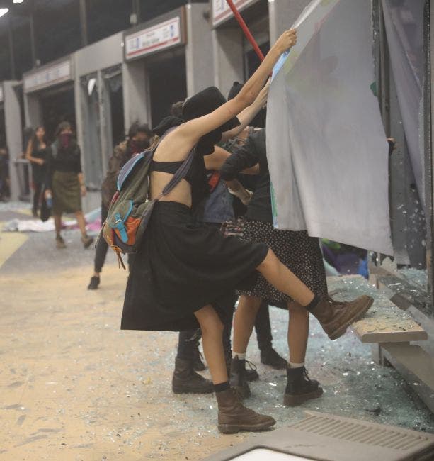 Irracional uso de la fuerza y destrucción de mobiliario urbano y comercios.