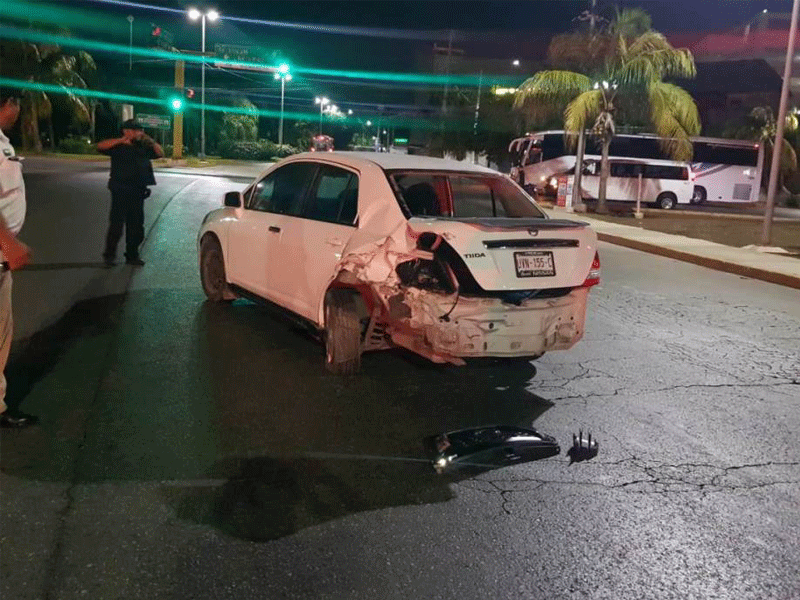 Accidente en Zona Hotelera de Cancún deja tres lesionados; el percance ocurrió esta madrugada en el kilómetro cero y al parecer hay un policía involucrado.