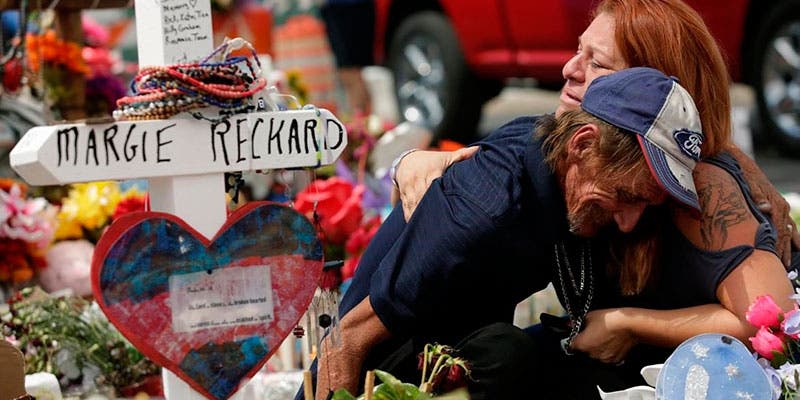 Viudo de una víctima de la matanza de El Paso, recibe el pésame de miles de personas