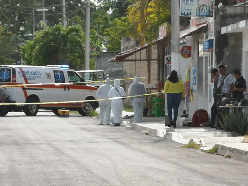 Ejecutan a dueño de un negocio en Chetumal; la víctima se encontraba a las puertas de una marisquería cuando fue atacado por sicarios en Nuevo Progreso.