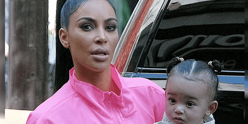 Kim Kardashian sube video de su hija jugando con una serpiente y la atacan en redes