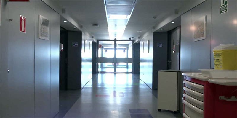 Los padres se indignaron cuando abrieron el féretro que les entregaron y vieron que no estaba el cuerpo del bebé sino pura basura.