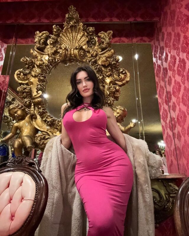 Modelo sube esta foto con "el bikini más pequeño del mundo"