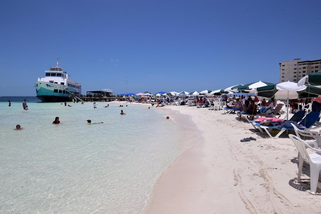 Los turistas que eligieron a Quintana Roo para vacacionar disfrutan de playas hermosas, pues ni todos los días ni en todas las playas hay sargazo