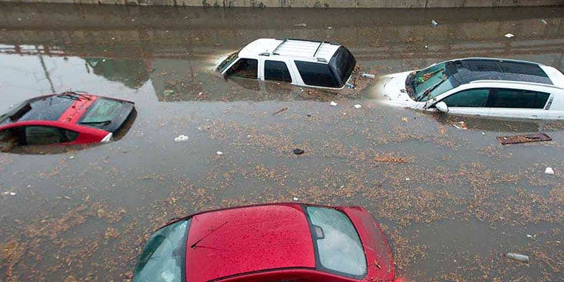Tormenta en Monterrey deja a dos muertos y decenas de coches varados
