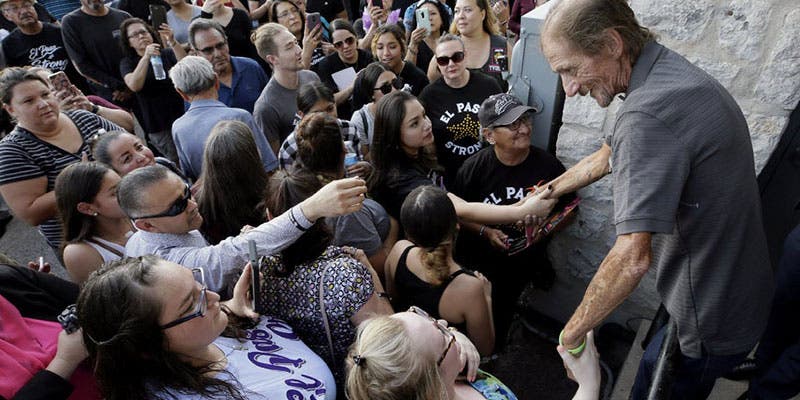 Viudo de una víctima de la matanza de El Paso, recibe el pésame de miles de personas