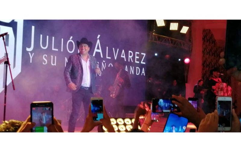Julion Álvarez apadrina a 118 quinceañeras