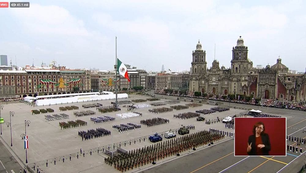 Inicio y pase de revista del Presidente AMLO a las tropas.